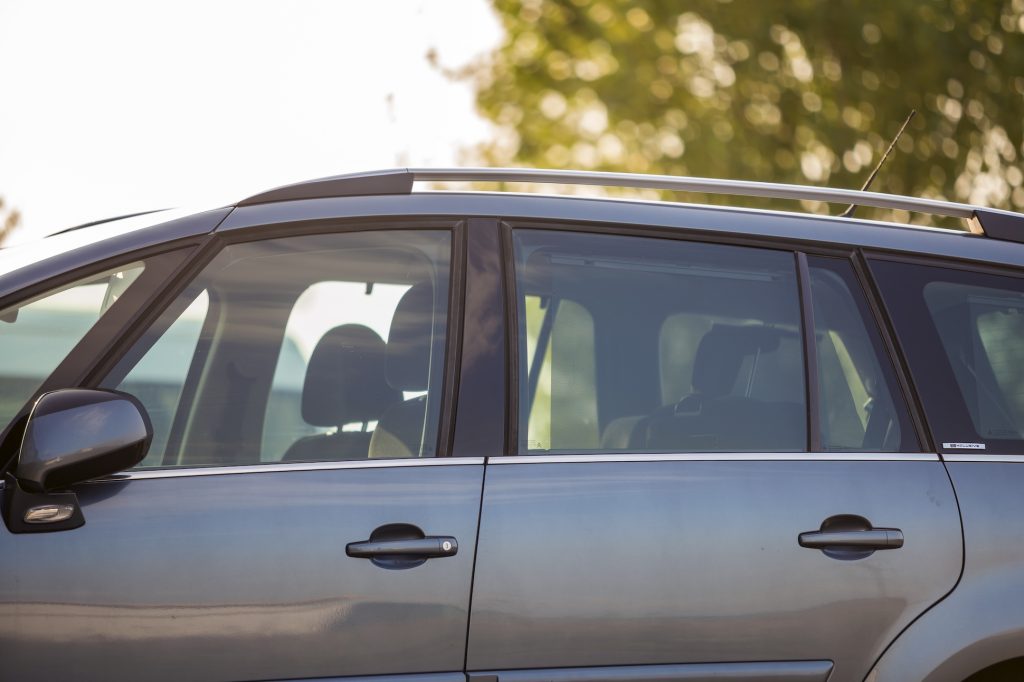 Remplacement vitre latérale Illkirch | Flash Brise en Alsace. Service garanti toutes marques, prise en charge assurance.